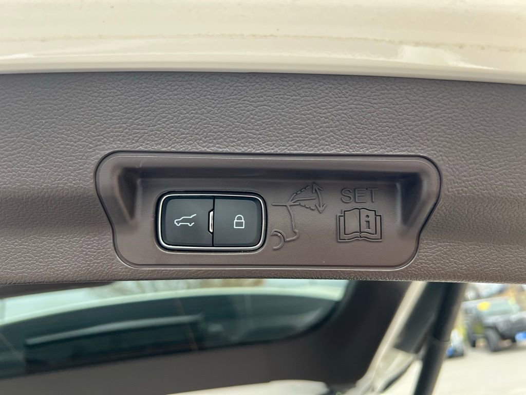 Used 2023 Ford Explorer King Ranch w/ Technology Package image 28