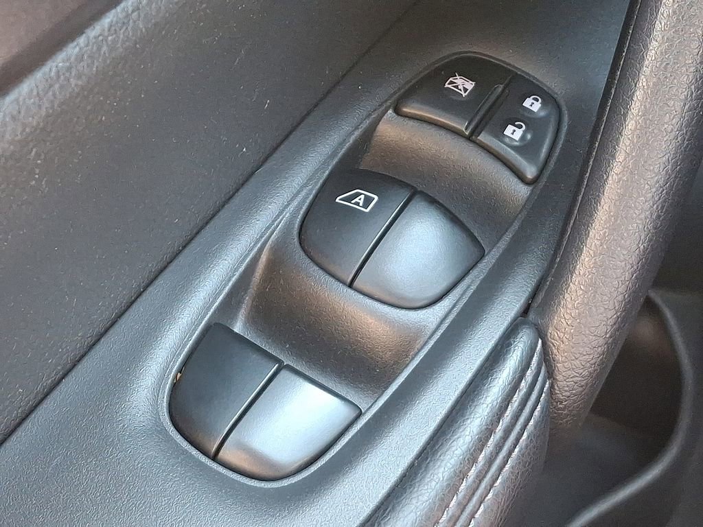 Used 2016 Nissan Rogue SV AWD/4WD image 26