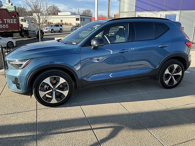 Certified 2025 Volvo XC40 B5 Plus image 11