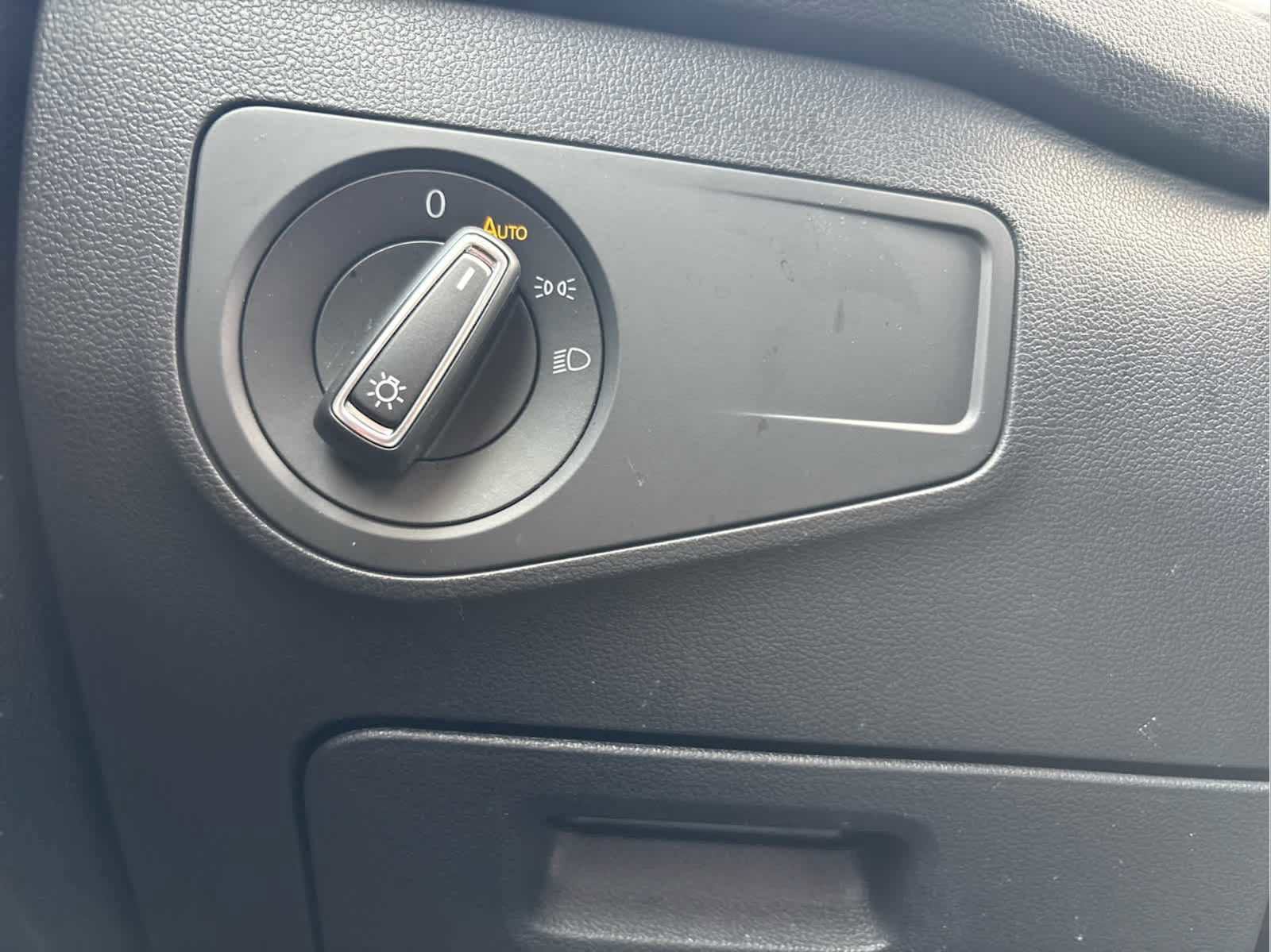 Certified 2020 Volkswagen Tiguan SE image 18