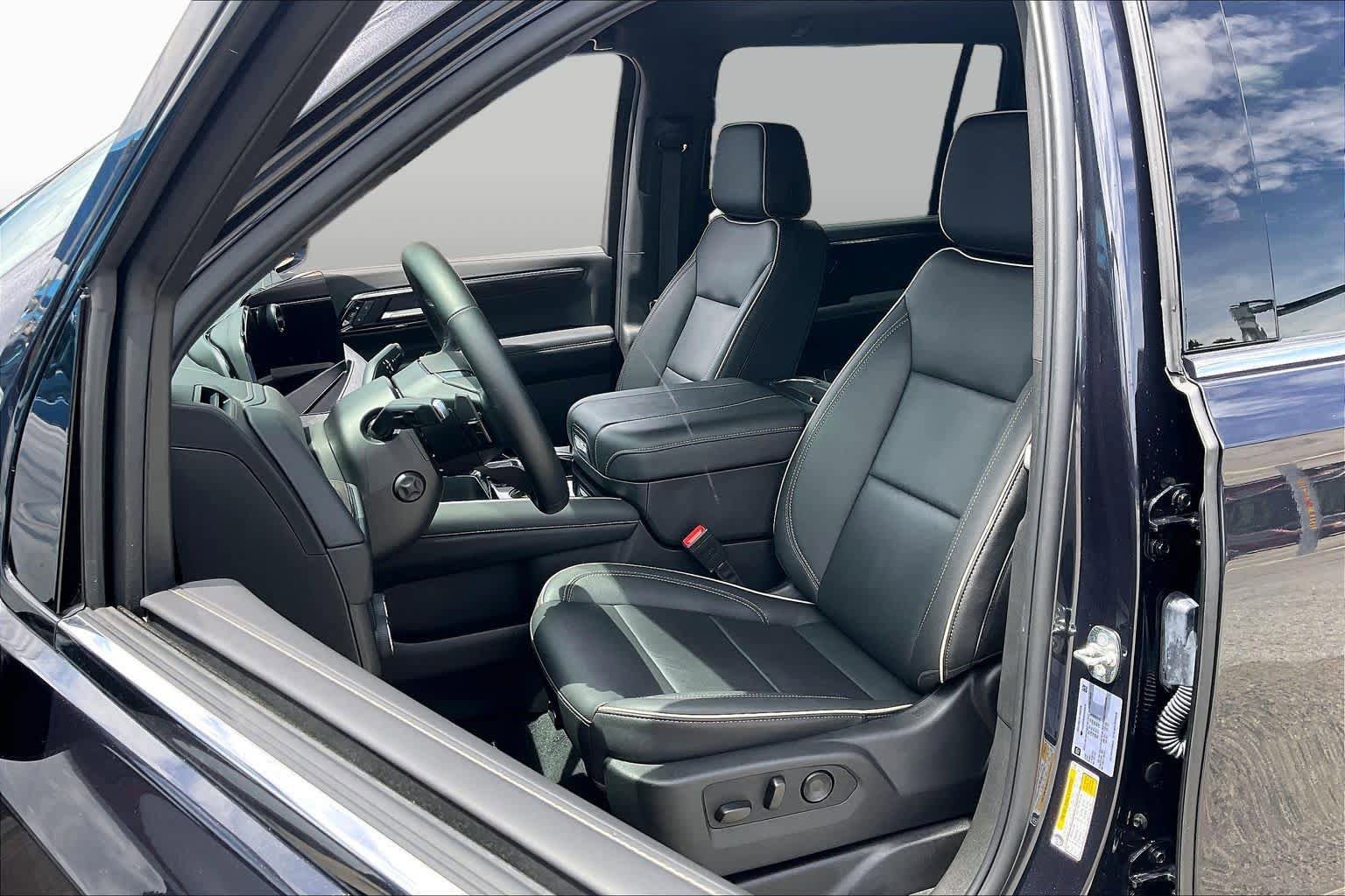 Used 2025 Chevrolet Suburban Premier RWD image 9