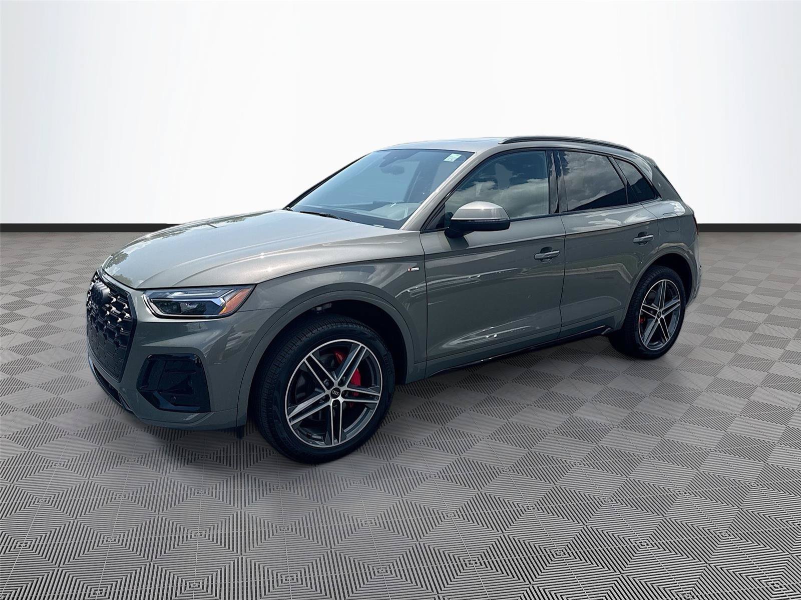 Certified 2025 Audi Q5 e Premium Plus w/ Premium Plus Package AWD/4WD image 3