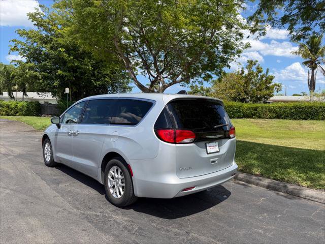 Used 2023 Chrysler Voyager LX FWD image 4