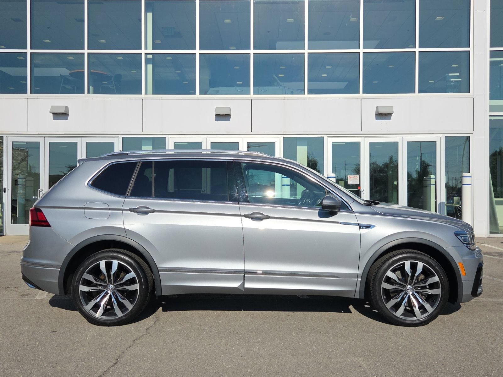 Used 2019 Volkswagen Tiguan SEL Premium R-Line AWD/4WD image 2