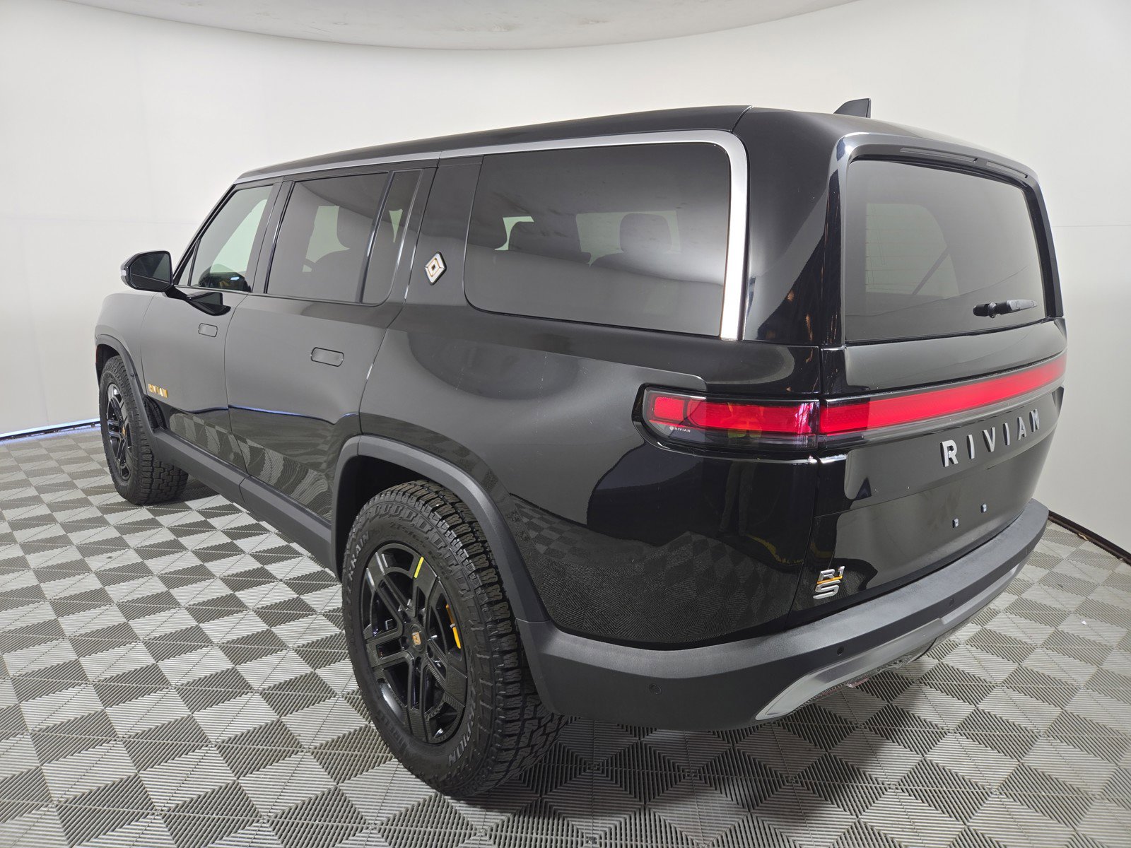 Used 2023 Rivian R1S Adventure AWD/4WD image 3