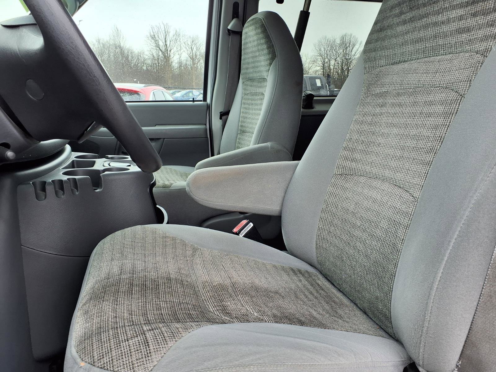 Used 2004 Ford E-350 and Econoline 350 XLT image 3