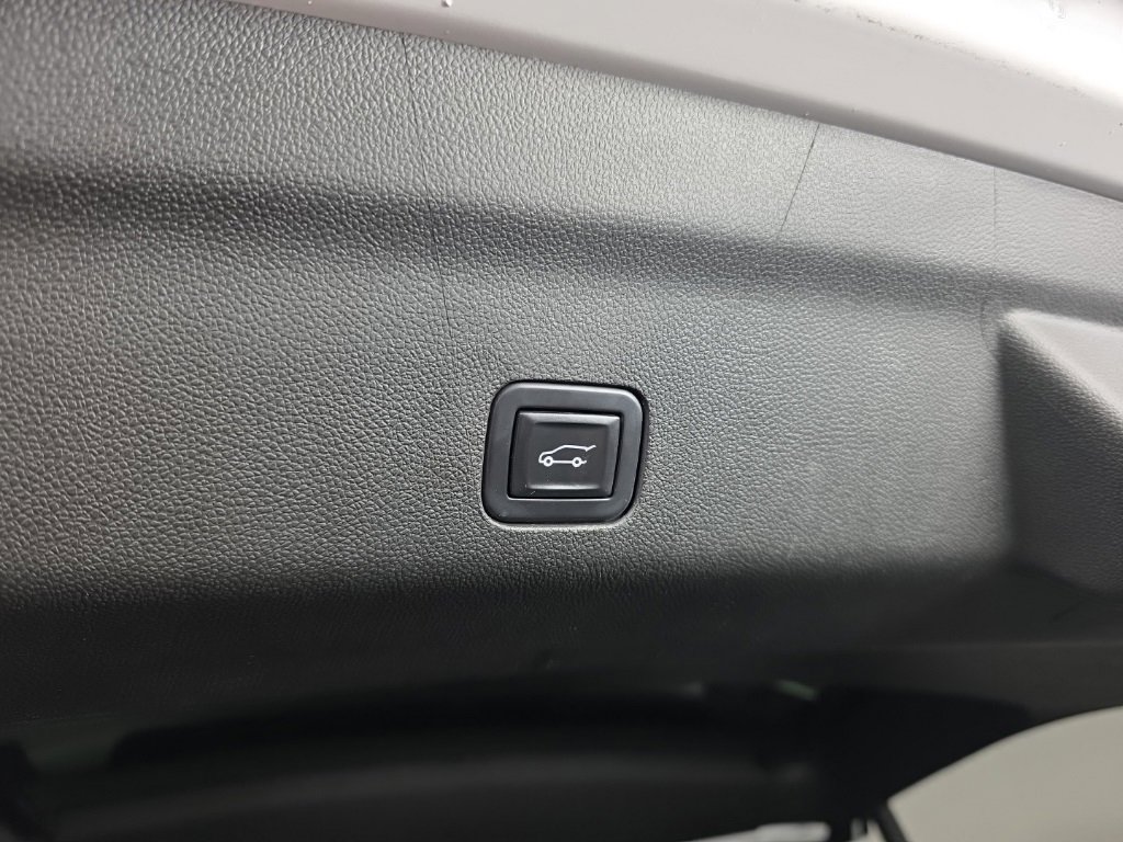 Used 2023 Chevrolet Tahoe Z71 w/ Luxury Package image 39