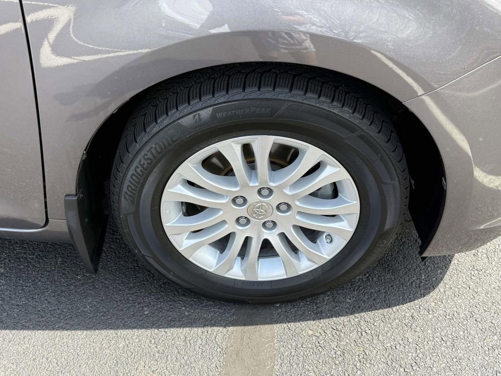 Used 2016 Toyota Sienna XLE w/ XLE Navigation Package image 7