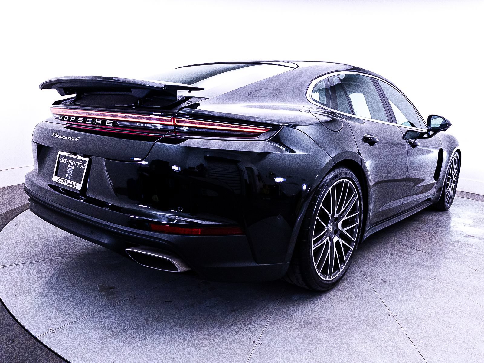 Used 2024 Porsche Panamera 4 w/ Premium Package AWD/4WD image 18