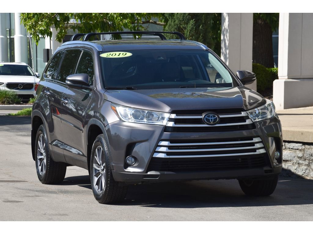Used 2019 Toyota Highlander XLE AWD/4WD image 2