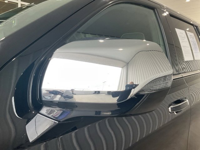 Used 2024 Chevrolet Suburban Premier image 3