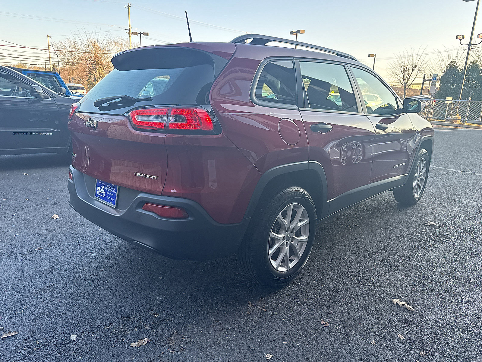Used 2016 Jeep Cherokee Sport image 3
