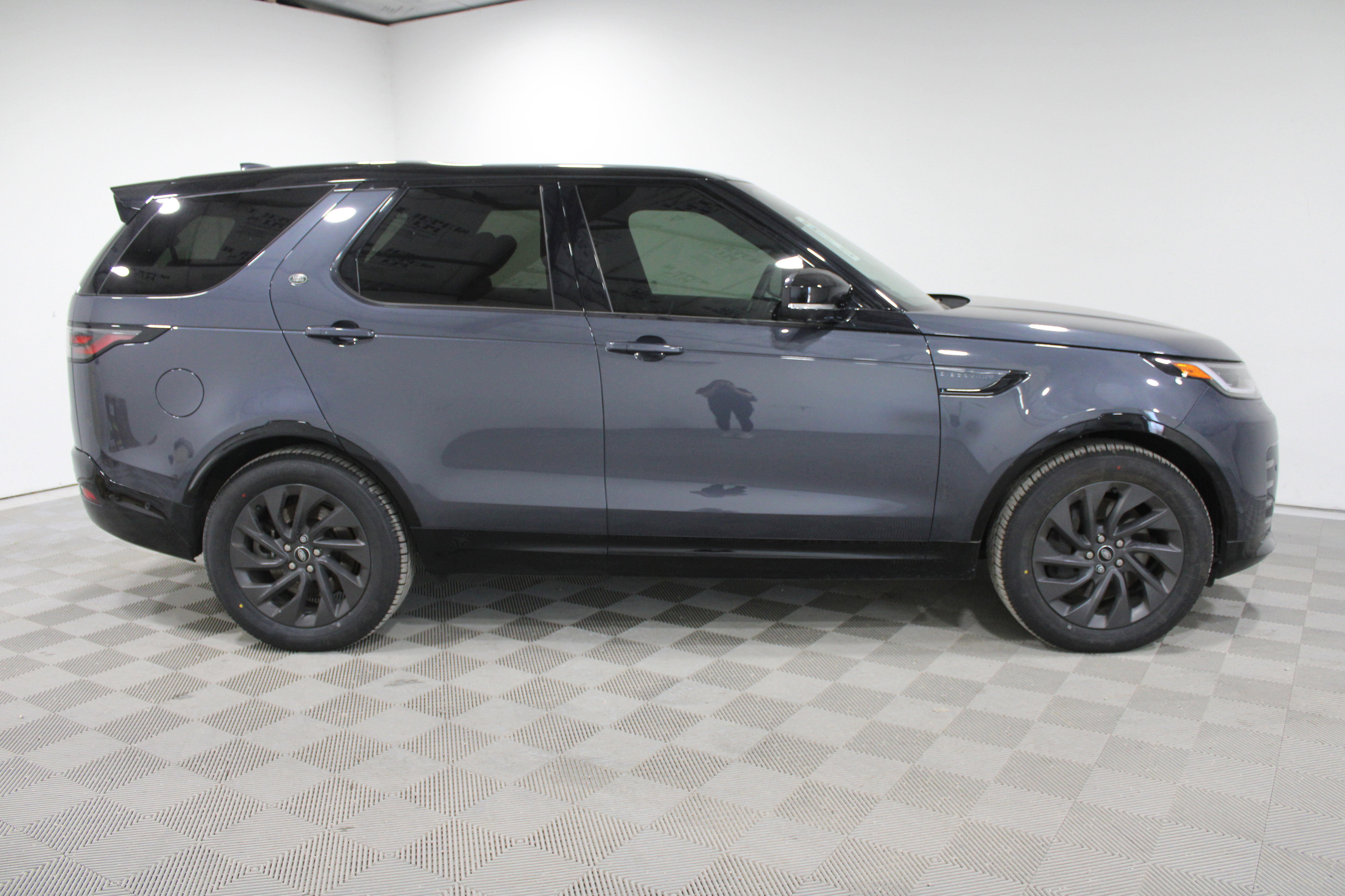 Used 2024 Land Rover Discovery Dynamic SE AWD/4WD image 29