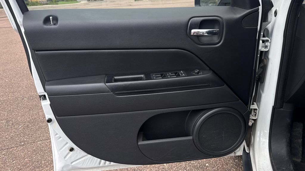 Used 2015 Jeep Patriot Latitude AWD/4WD image 23