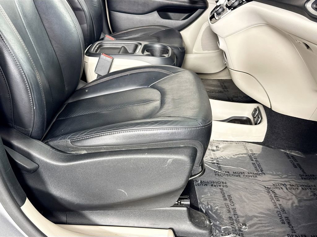 Used 2018 Chrysler Pacifica Touring-L FWD image 35