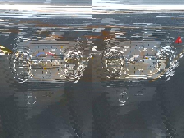 Used 2025 Chevrolet Trax RS w/ Sunroof Package FWD image 28