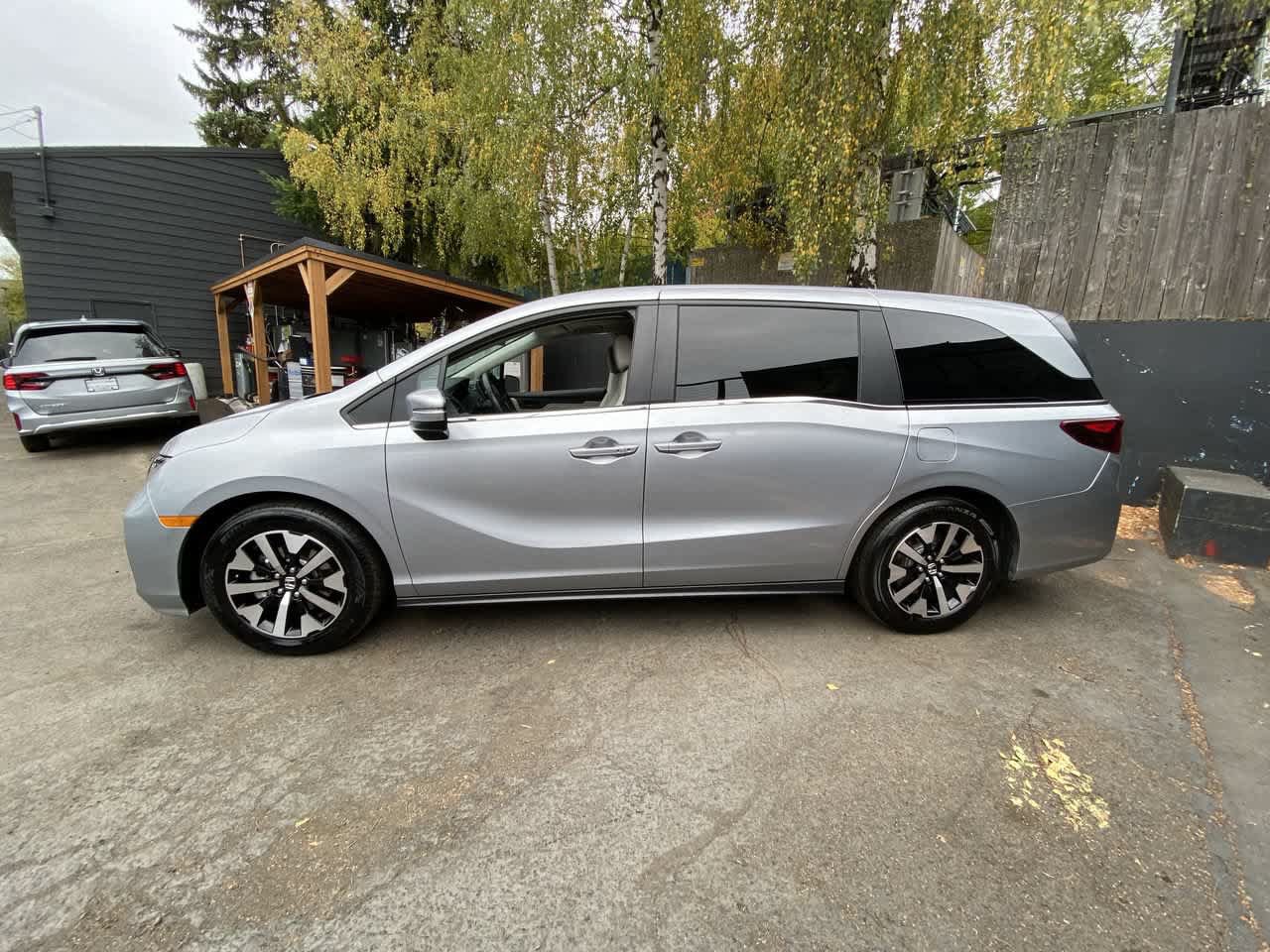Used 2025 Honda Odyssey EX-L image 3