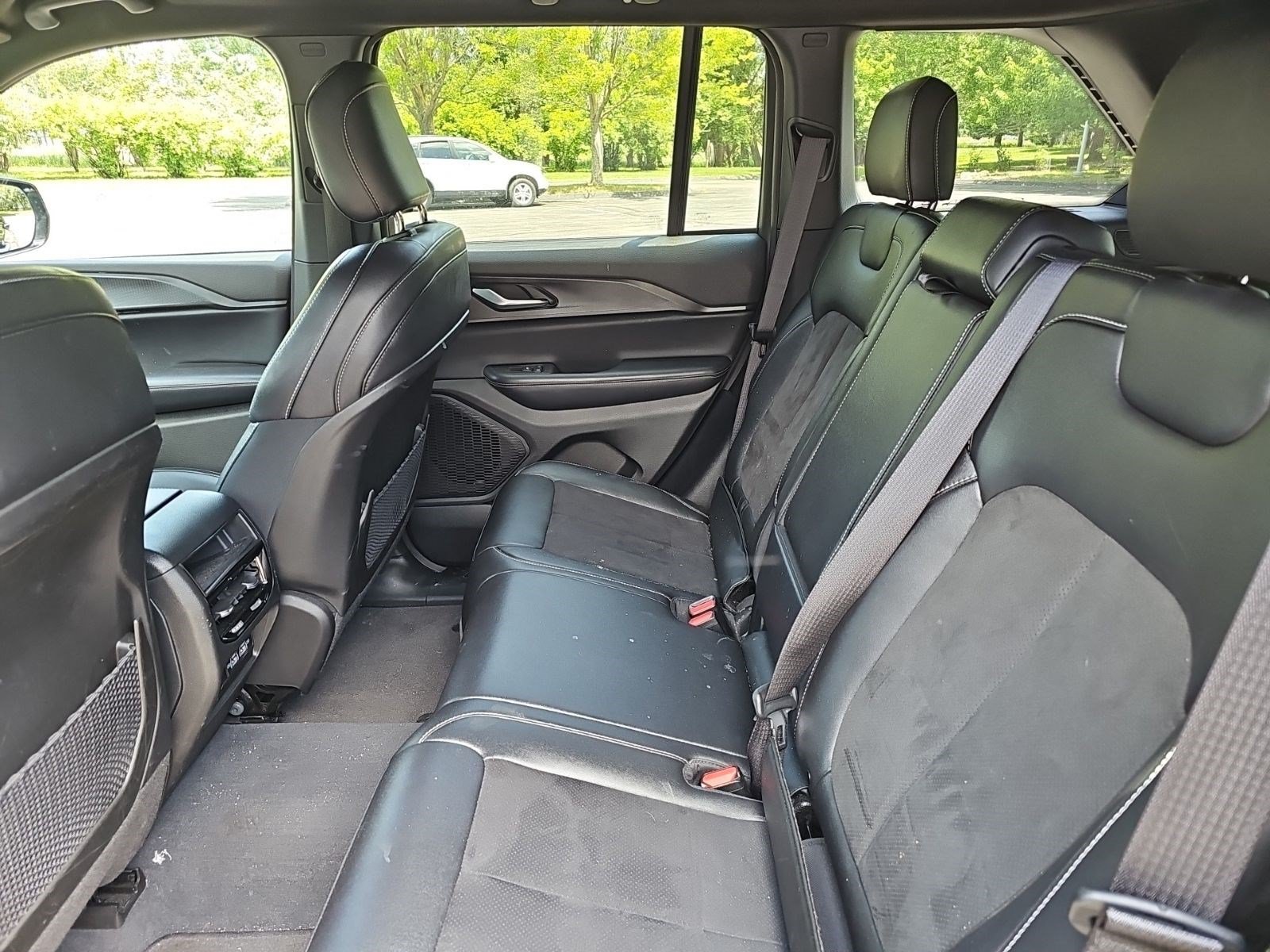 Used 2023 Jeep Grand Cherokee Altitude AWD/4WD image 17