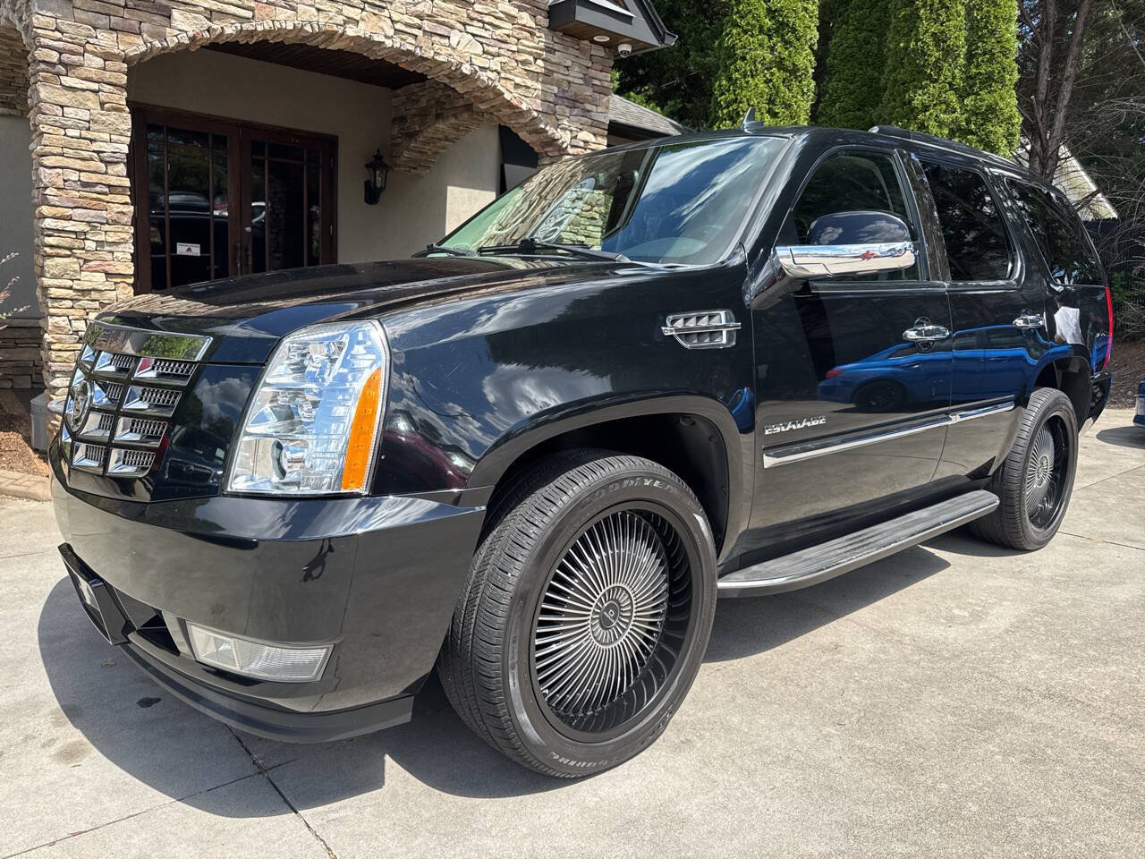 Used 2012 Cadillac Escalade Luxury AWD/4WD image 2