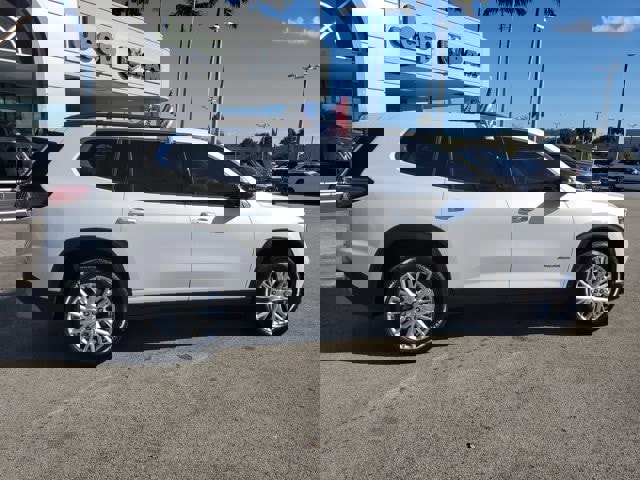 Used 2024 GMC Acadia Elevation w/ Luxury Package image 8