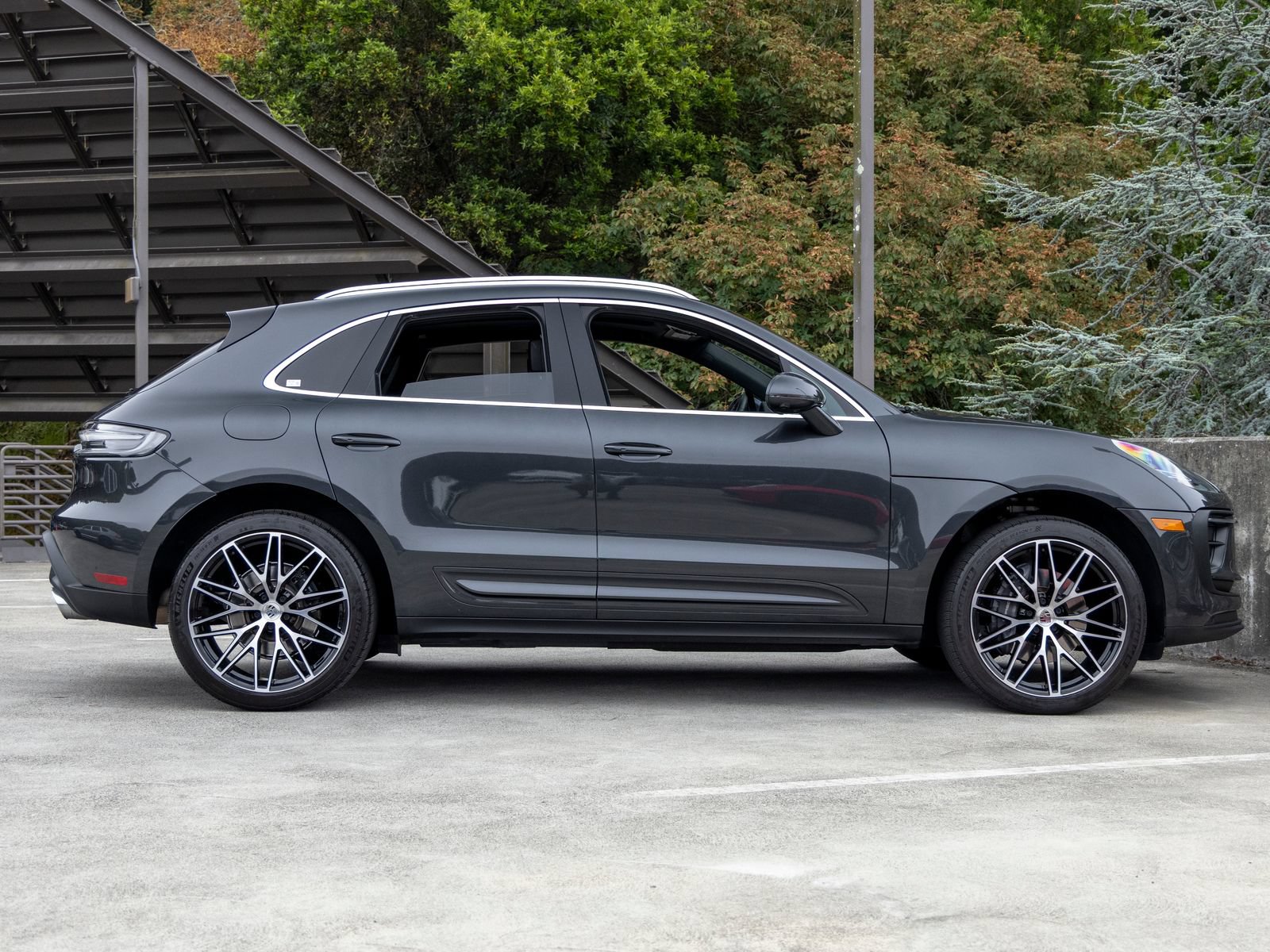 Certified 2022 Porsche Macan AWD/4WD image 12