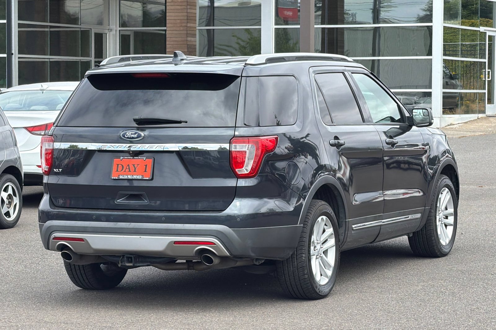 Used 2017 Ford Explorer XLT FWD image 5