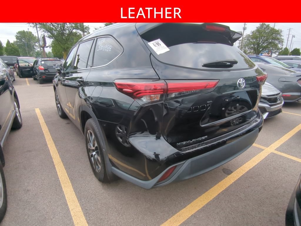 Used 2022 Toyota Highlander XLE AWD/4WD image 4