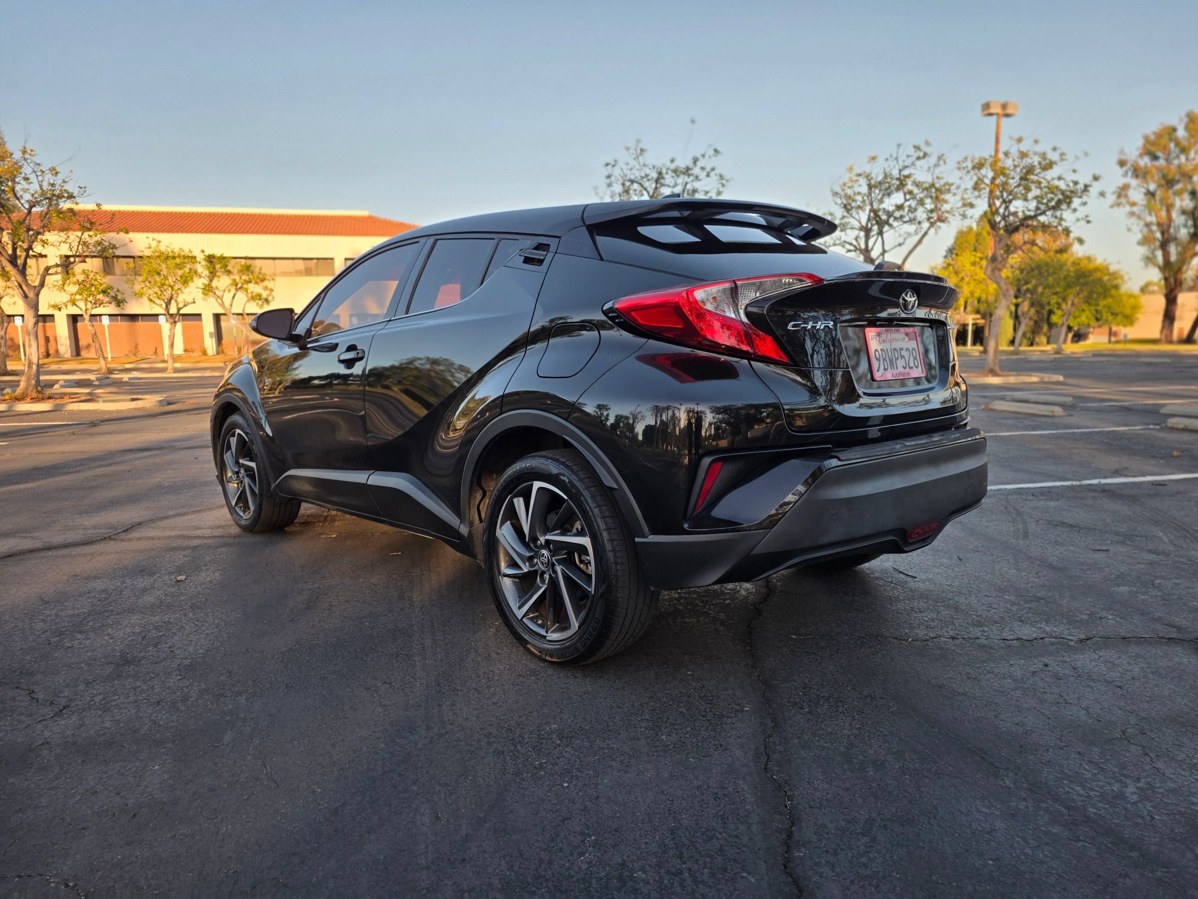 Used 2022 Toyota C-HR Limited FWD image 7