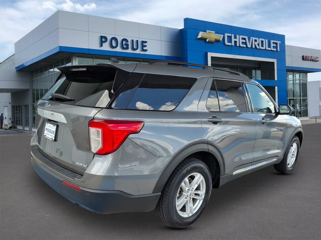 Used 2022 Ford Explorer XLT AWD/4WD image 2