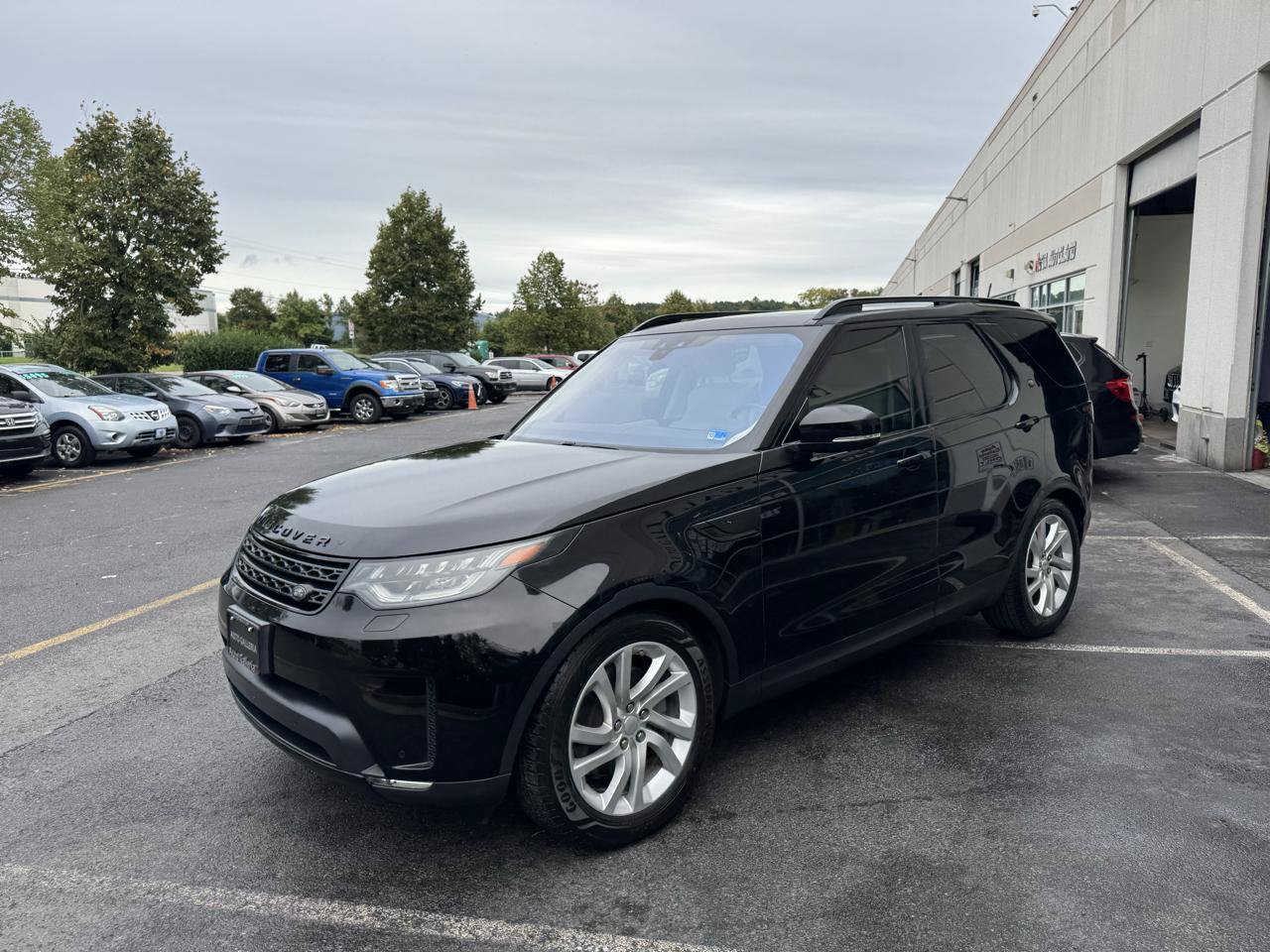 Used 2017 Land Rover Discovery HSE AWD/4WD image 9