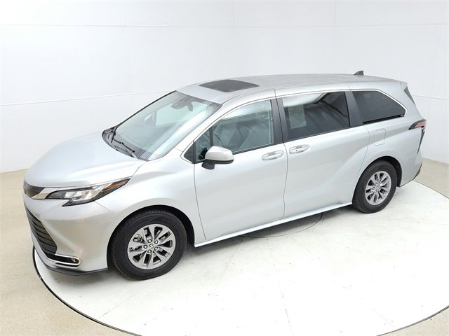 Used 2022 Toyota Sienna XLE image 15