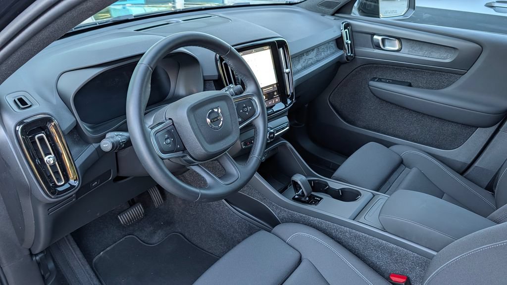 Used 2025 Volvo EX40 Core w/ Climate Package AWD/4WD image 2