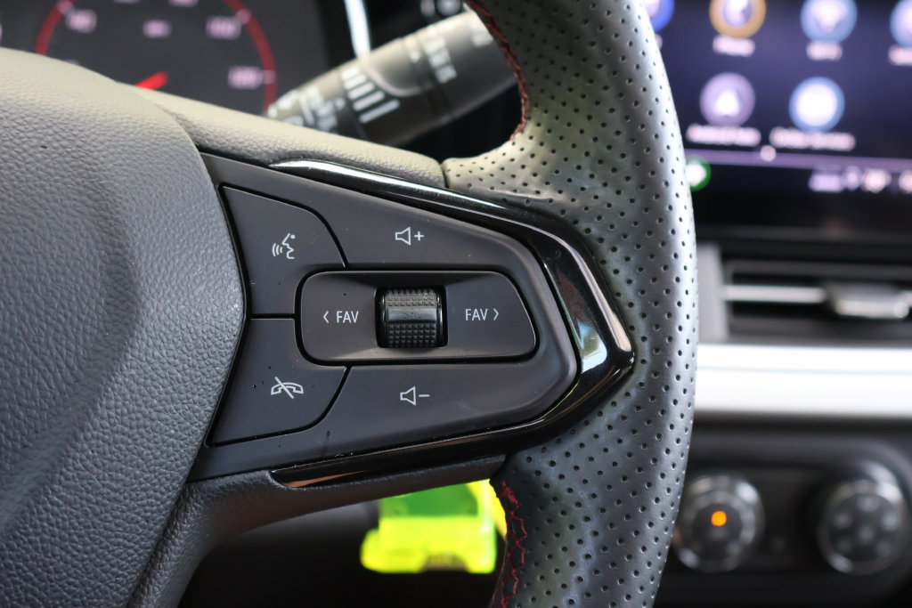 Certified 2024 Chevrolet Trax RS w/ Sunroof Package FWD image 31