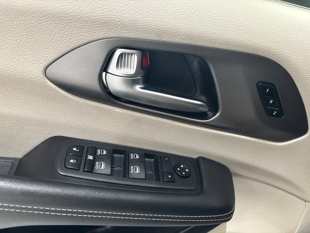 Used 2023 Chrysler Pacifica Touring-L w/ Uconnect Theater Family Group AWD/4WD image 16