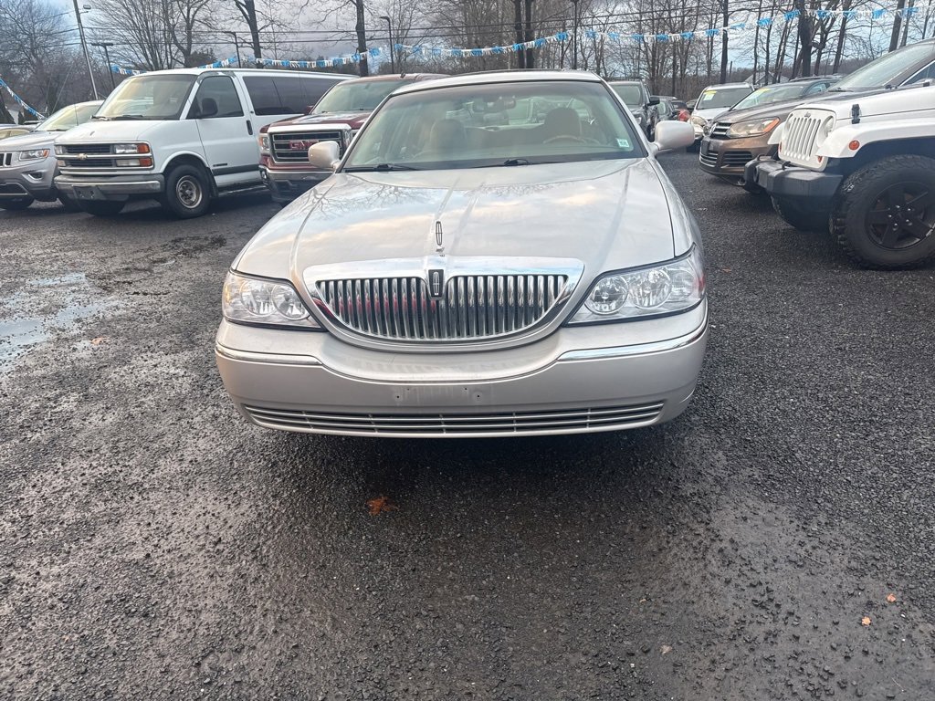 Used 2005 Lincoln Town Car Signature Limited image 3