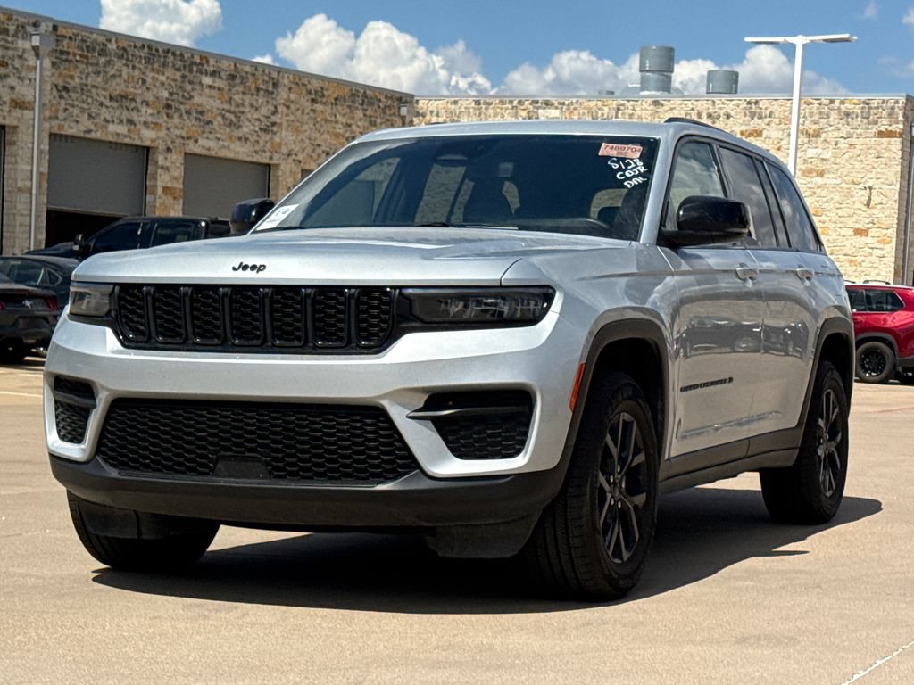 Used 2024 Jeep Grand Cherokee Altitude RWD image 3