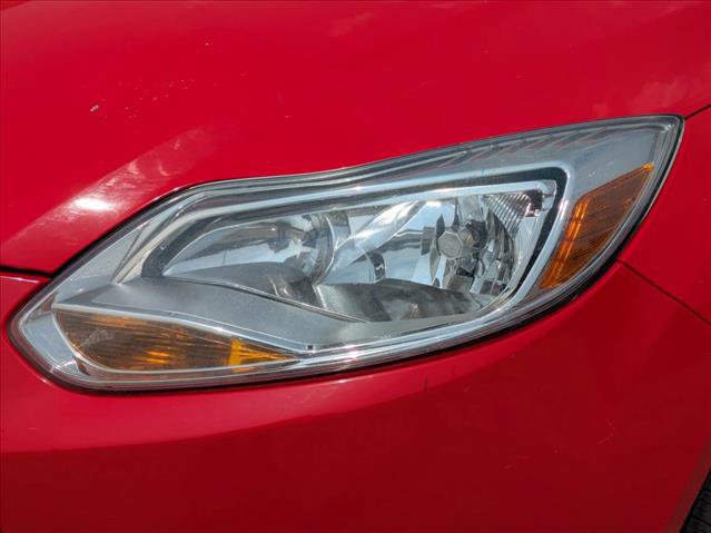 Used 2014 Ford Focus SE w/ SE Winter Package FWD image 9