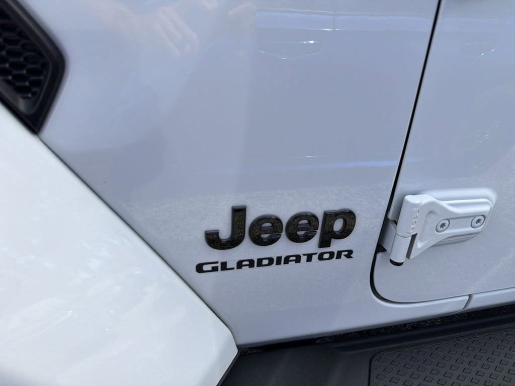 Used 2021 Jeep Gladiator Overland AWD/4WD image 6