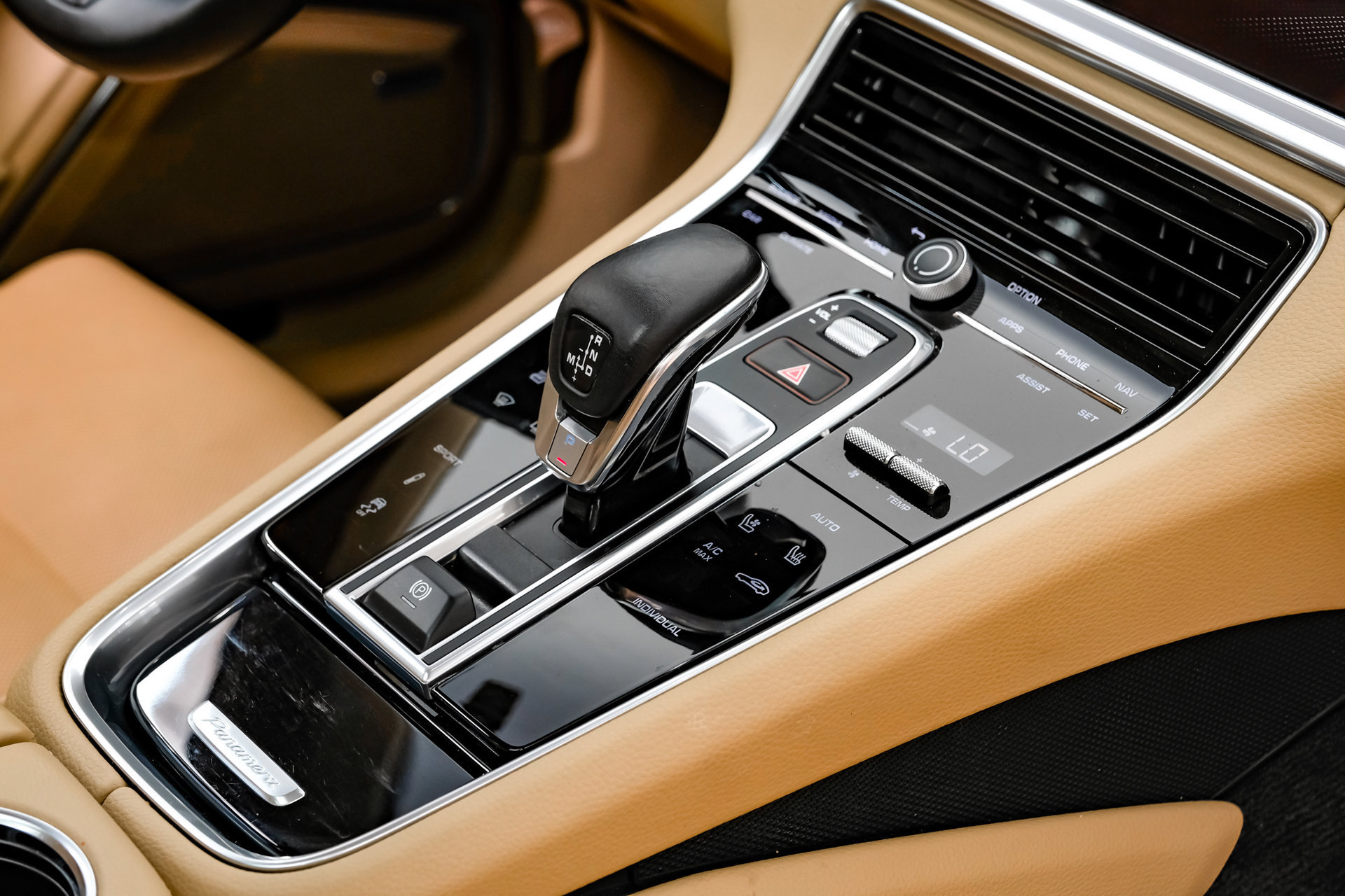 Used 2023 Porsche Panamera Platinum Edition w/ Sportdesign Package RWD image 28