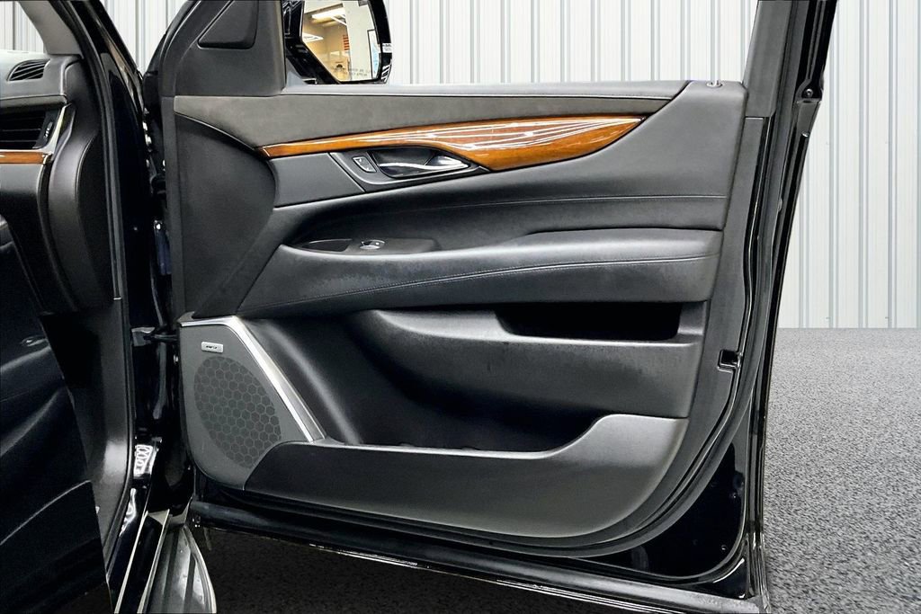 Used 2016 Cadillac Escalade Luxury image 30