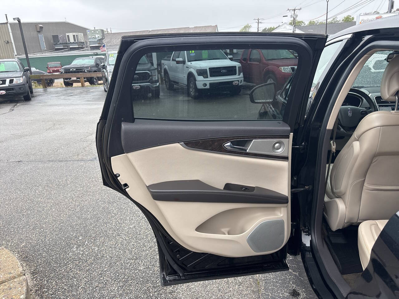 Used 2017 Lincoln MKX Reserve w/ Luxury Package FWD image 27