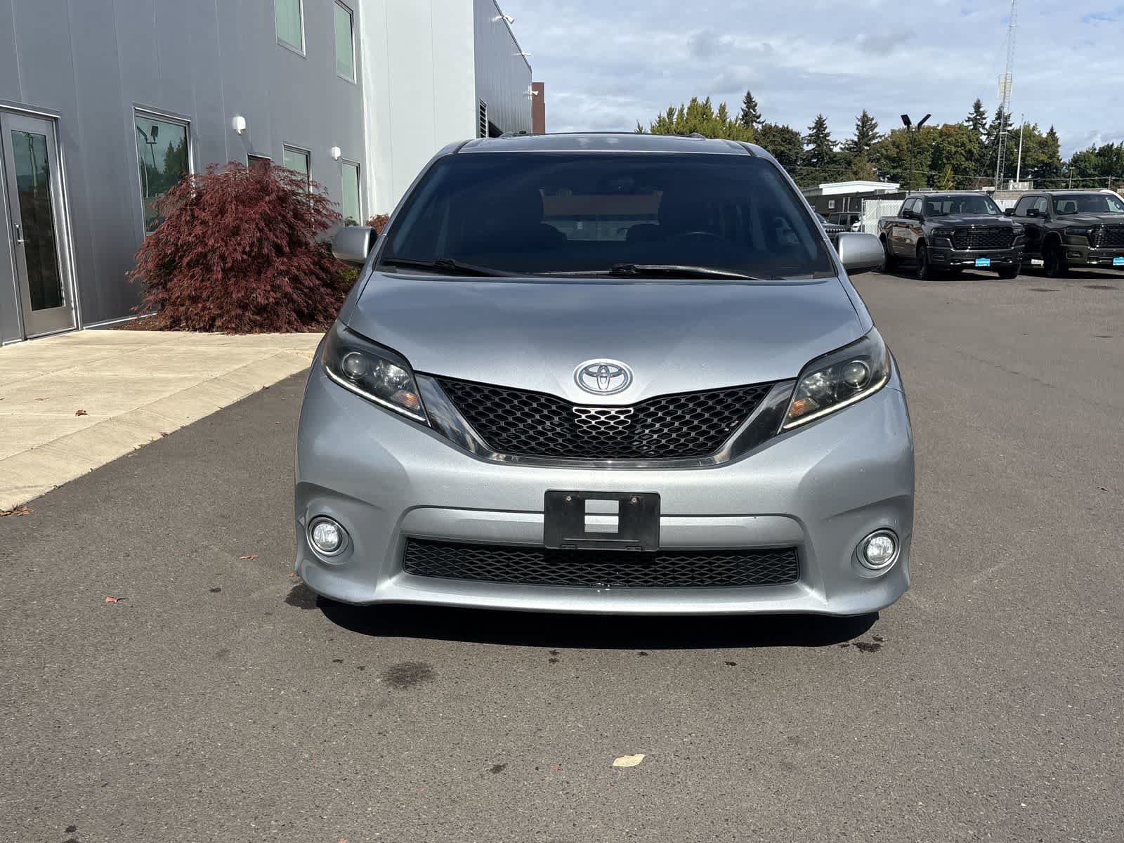 Used 2017 Toyota Sienna SE Premium w/ Cargo Management Package FWD image 8