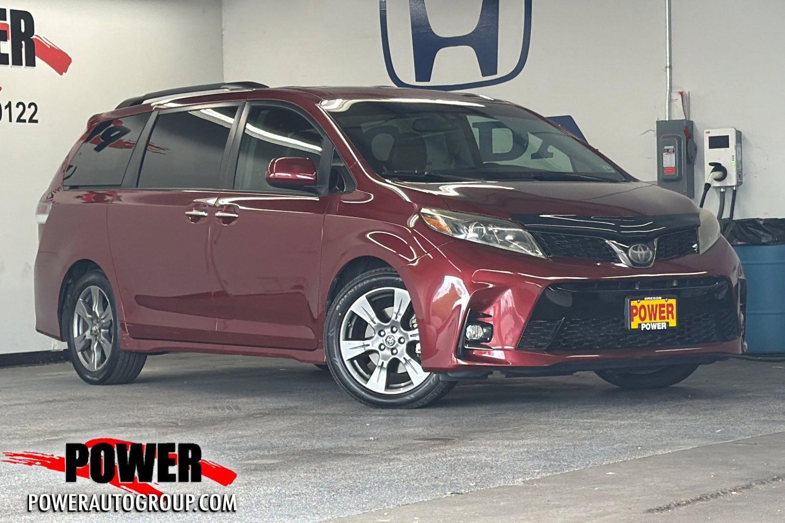 Used 2019 Toyota Sienna SE w/ SE Preferred Package FWD image 1