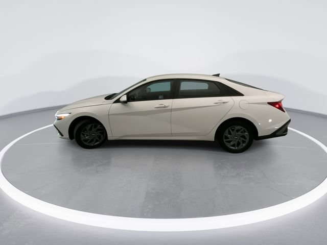 Used 2024 Hyundai Elantra SEL FWD image 3