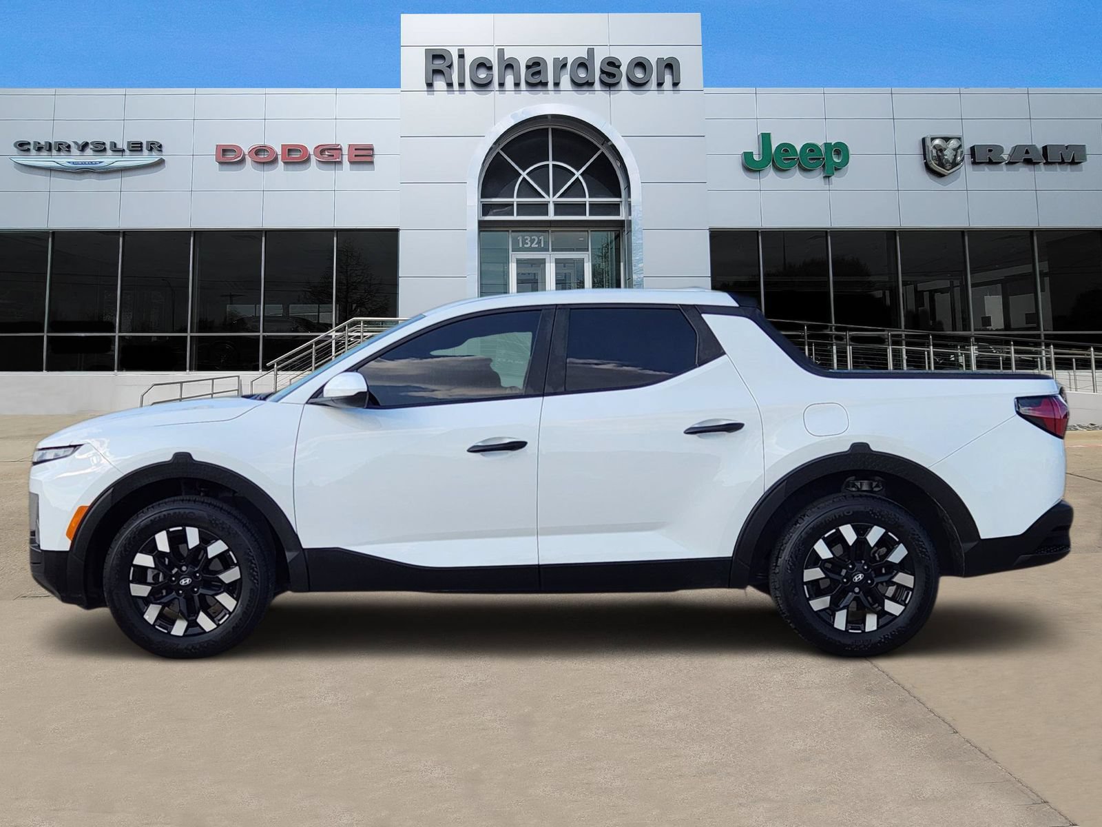 Used 2025 Hyundai Santa Cruz SE AWD/4WD image 3