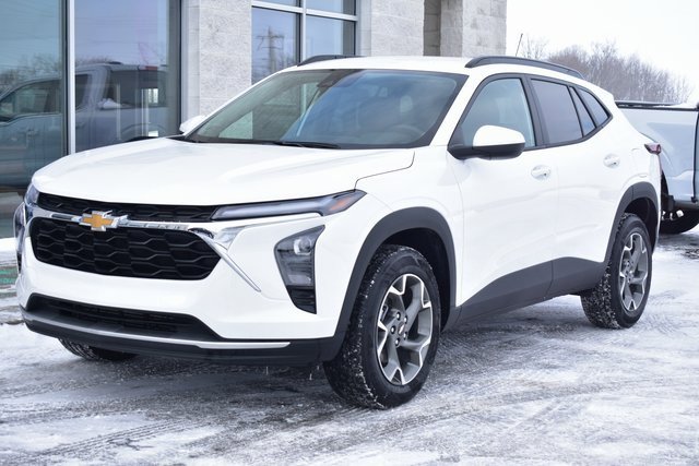 Used 2025 Chevrolet Trax LT w/ LT Convenience Package image 9