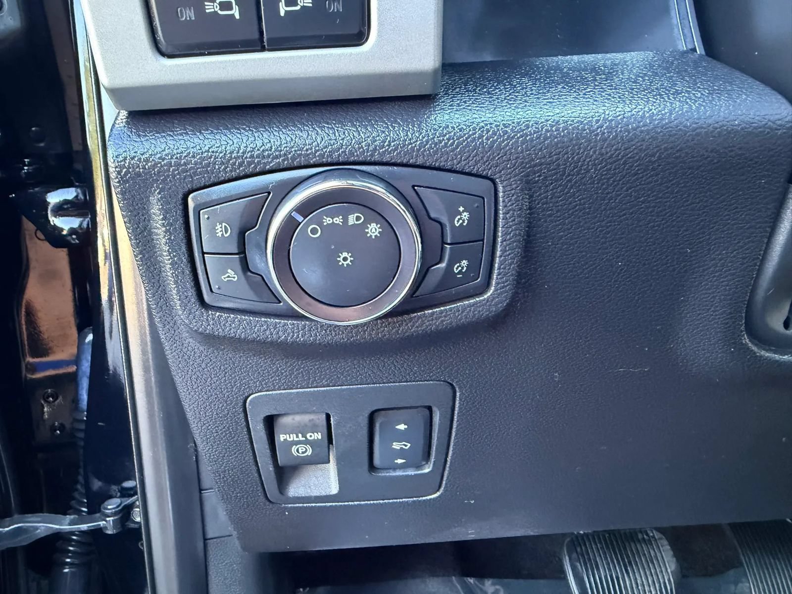 Used 2018 Ford F150 Lariat w/ Equipment Group 502A Luxury AWD/4WD image 25