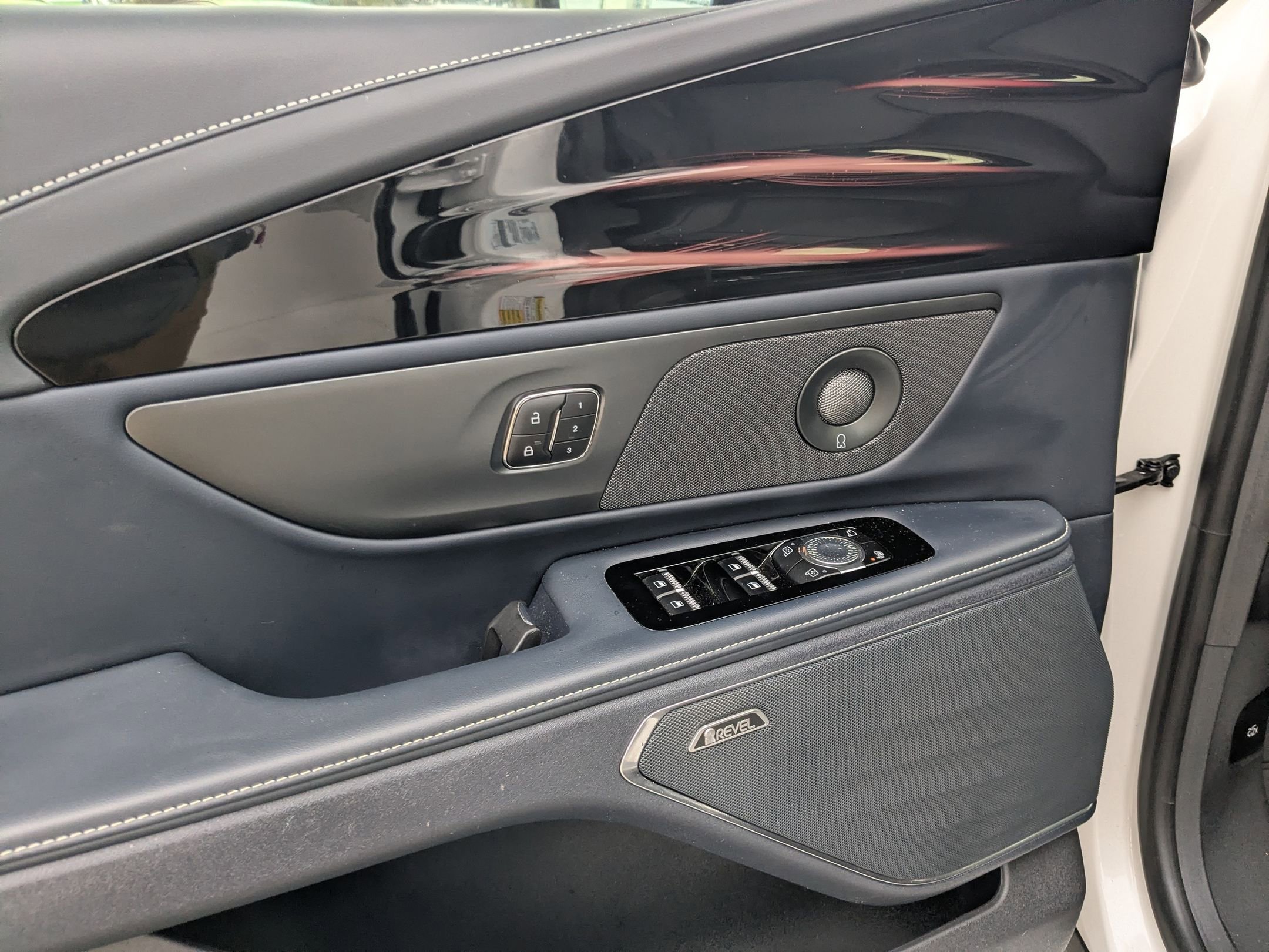 Used 2025 Lincoln Nautilus Reserve image 12