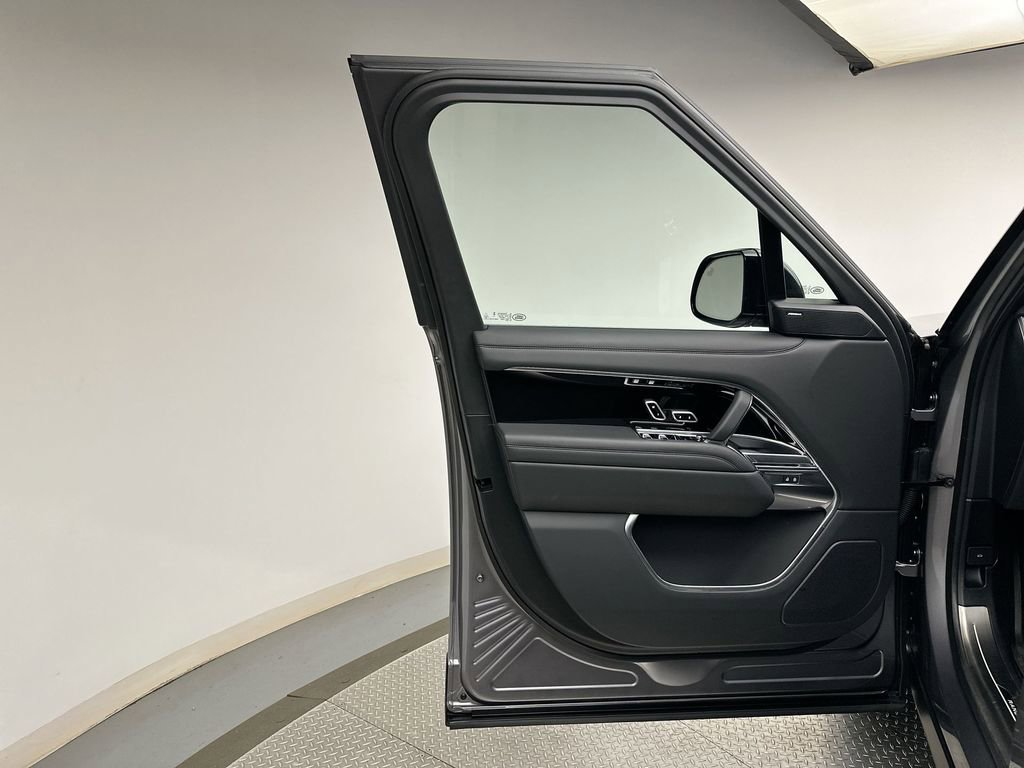 Used 2025 Land Rover Range Rover SE image 21