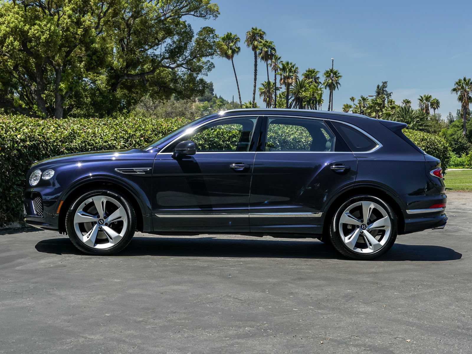 Used 2024 Bentley Bentayga AWD/4WD image 3